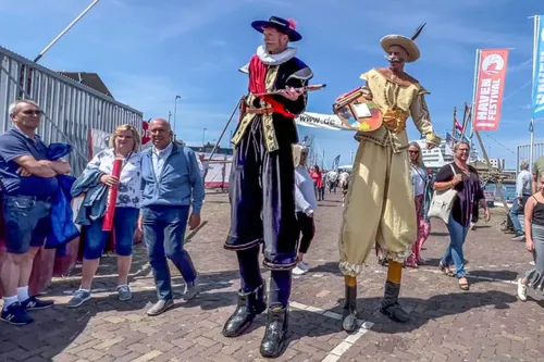 mannen op stelten scaled 1 1