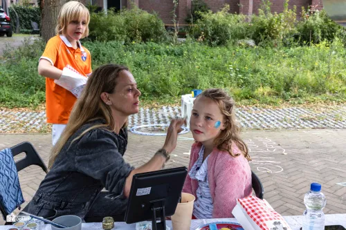 meisje wordt geschminkt