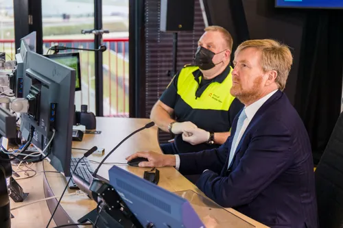 openingshandeling door koning begeleid door hugojut small