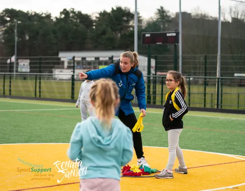 renata jansen fotografie bianca geeft uitleg tijdens de sportinstuif in de voorjaarsvakantie