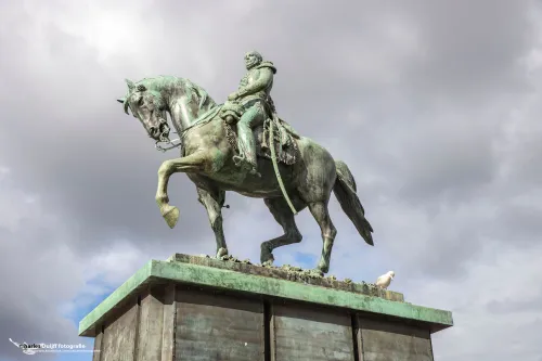 standbeeld paard