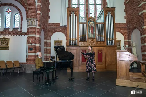 zangeres in kerk limmen