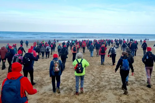 Lopers vanuit Katwijk massaal het strand op