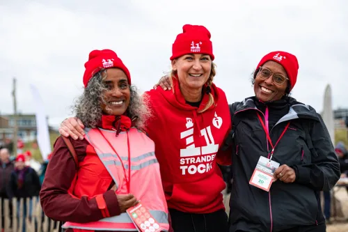 Barbara de Loor, ambassadeur van 11strandentocht, zorgt met Kevin Weijers en Eveline Willems voor een goede warming-up op de startlocaties (foto: Hartstichting / 11strandentocht)