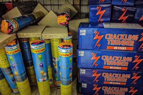 Vuurwerkpakketten wachtend in de overvolle vuurwerkmagazijnen&nbsp;