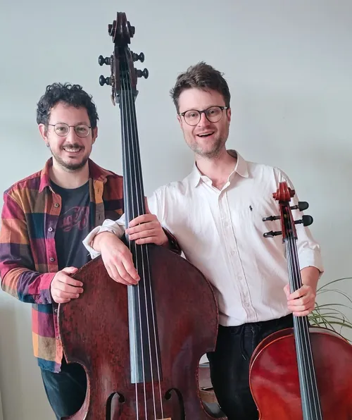 cellist Noam Staal en de contrabassist Miguel Moreno Traba