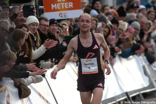 Beverwijker Stan Niesten als eerste Nederlander over de finish