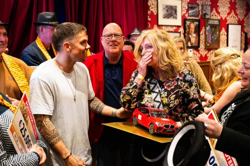 Anja wint naast 25.000 euro ook de BMW en kan haar ogen niet geloven: "Hier kan je alleen maar van dromen," zegt ze vol ongeloof.&nbsp;