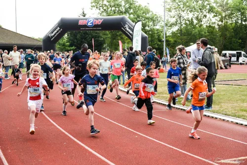 De jeugd mocht het spits afbijten