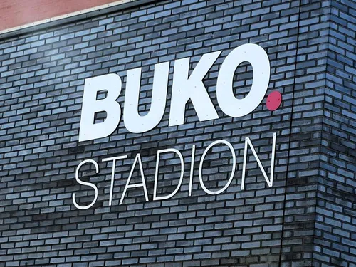 foto-4-7-2025-11-Buko-Stadion-Veldverwarming-Water-Sproeien-Radio-Veronica-Als-Shirt-Broek-Sponsor