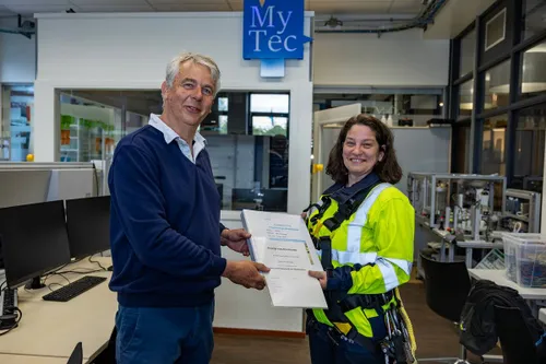 Nova Debbie van Barlingen met docent windturbine verklaring