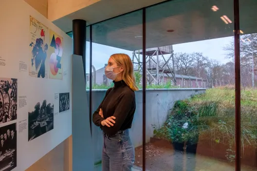 bezoeker met mondkapje componisten in oorlogstijd foto jan van de ven