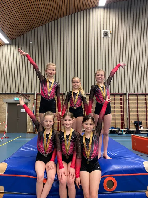 boven vlnr vajen heijmans nienke van loon fae kobben onder vlnr isa den ouden mirle van t hullenaar lorainn kosztka