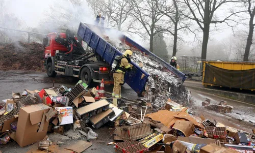 container met vuurwerkresten in brand vught 2
