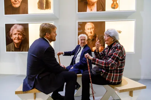 opening nm kamp vught koning willem alexander ontmoet oud gevangenen ernst verduin en joke folmer foto jules van iperen