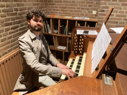 play your music on ancient pipe organ