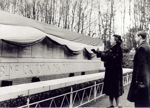 prinses juliana onthult monument op fusilladeplaats in 1947 collectie nm kamp vught