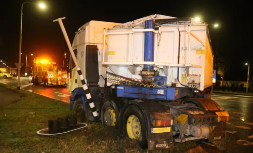 vrachtwagen geschaard door gladheid n65 udenhout 3