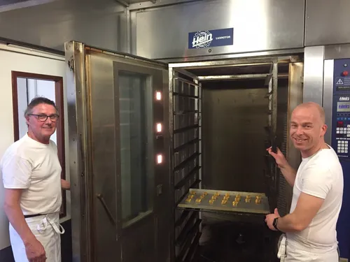 2019 03 18 voorzitter voetbalverening baardwijk dennis vos en sponsor hans van beijnen bakken speciale jubileum koekjes 2