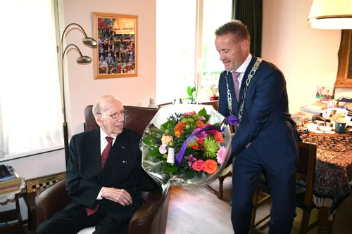 20200730 waalwijk 104 jarige jst0513 l