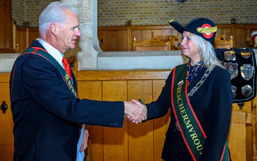 burgemeester ausems wordt gefeliciteerd als eerste beschermvrouw van het gilde