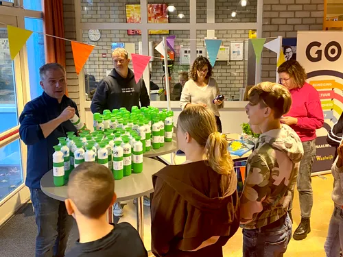 edwin kleiboer deelt doppers uit