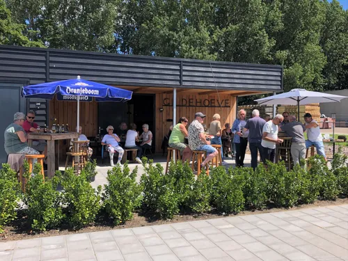 gezelligheid op het terras van het gilde