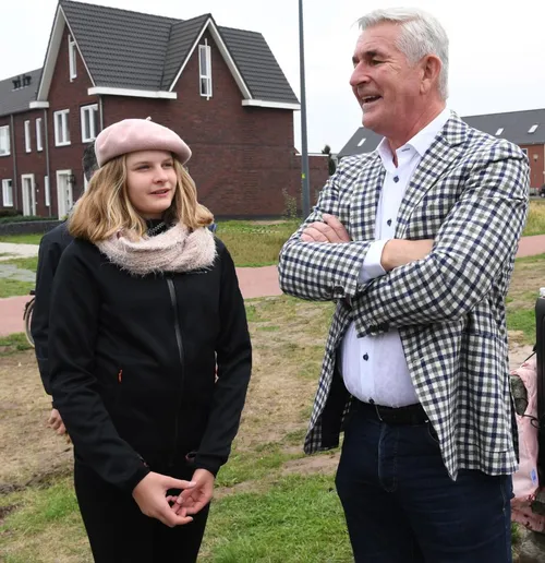 nienke en ad bij opening speeltuin