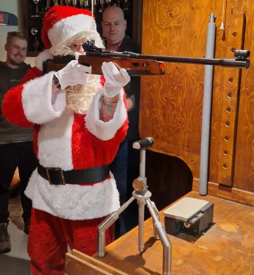 ook de kerstman heeft op de ballen geknald