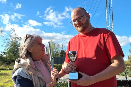 Frank van den Houdt ontvangt de Willem van den Hoven beker uit handen van Toos - Bool van den Hoven.
