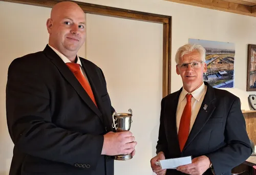 Nick de Vaan (links) winnaar competitie opgelegd schieten op de wip.