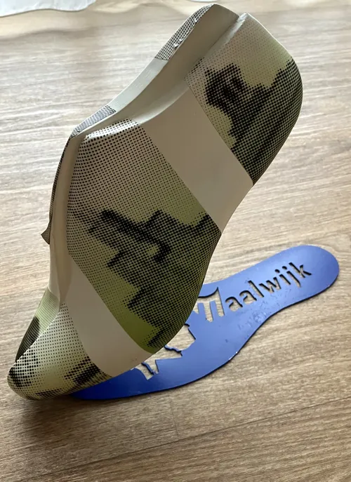 Stenen leest op standaard van de gemeente Waalwijk.