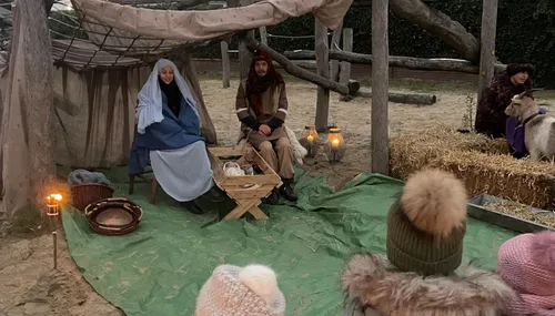 Kinderen kijken naar Jozef en Maria in de stal