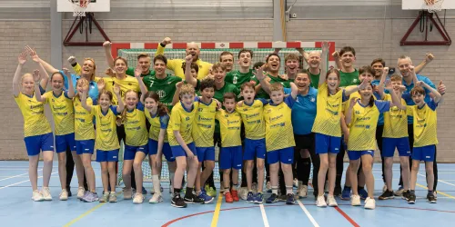 De kleinste jeugd van Aristos Best was uitverkoren om mee op te lopen met de HS1-spelers.