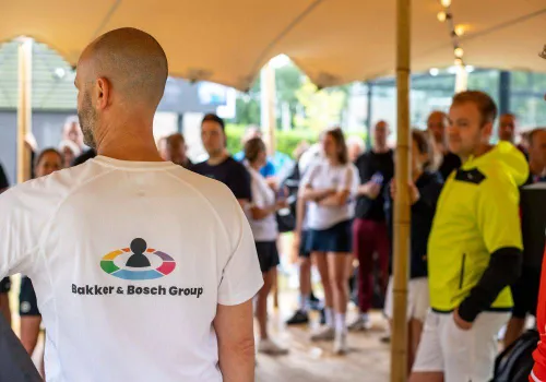 Bakker &amp; Bosch Group Padel Bedrijventoernooi - Algemeen directeur Marijn van den Bosch verwelkomt deelnemers