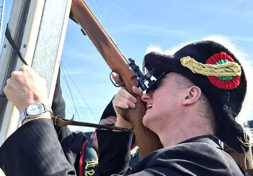 Gilde heer pastoor Verbraeken bevrijd de schietbomen