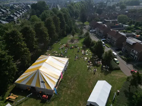 De VBK-tent op het Molenplein in Sprang-Capelle