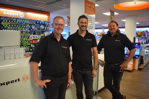 Cas Spanjer tussen zijn medewerkers <br>