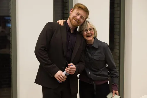 Jan Groenendijk wordt gefeliciteerd door zijn moeder.<br>