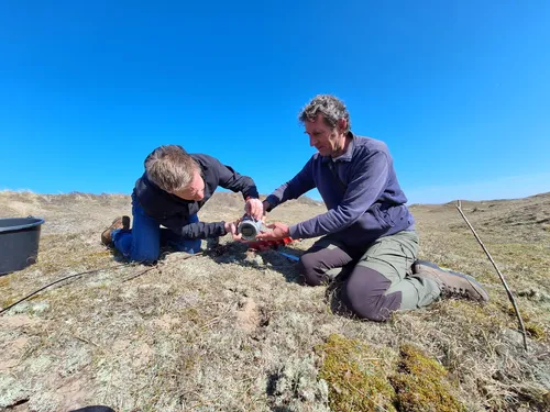 Installatie Beleef de Lente camera door Lennart Susselbeek van Wildlife Monitoring Solutions (l) en onderzoeker Frank Majoor (r) - Foto: Luc Enting