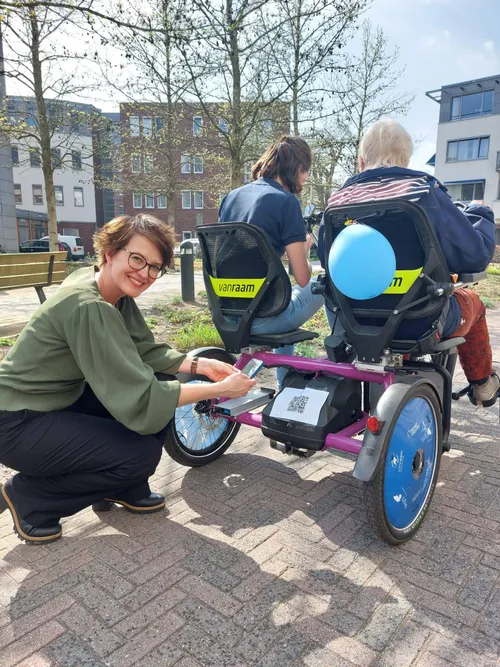 Wethouder Eveline Vink scant de QR-code van de crowdfundingsactie.