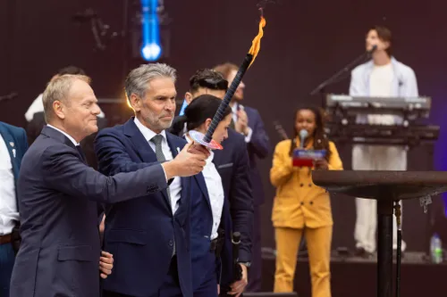 President Tusk van Polen en minister-president Schoof ontsteken het Vredesvuur.