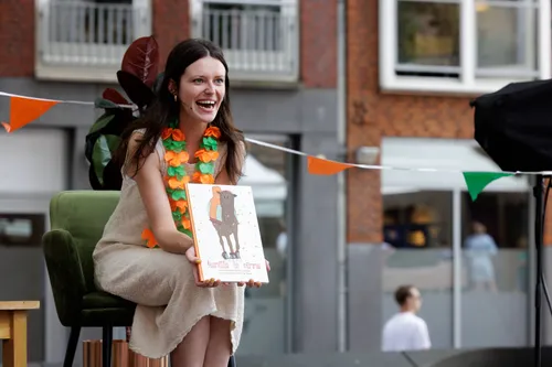 Eva de Waal leest voor.