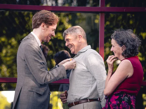 Loek Buys krijgt het lintje opgespeld door de burgemeeester