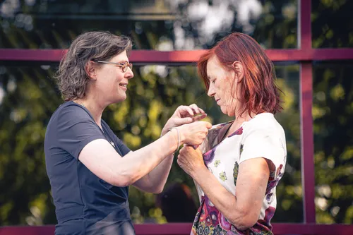 Dorien van der Laak krijgt het Wagenings Erezilver van wethouder Maud Hulshof.