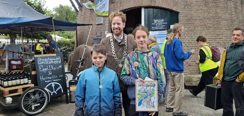 Kinderburgemeester Max, burgemeester Floor Vermeulen en Nathan van Velzen.