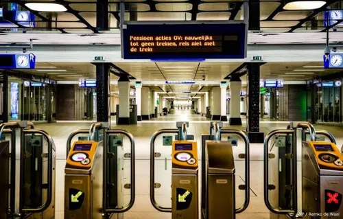 amsterdam centraal in spits uitgestorven1559027053 584x373