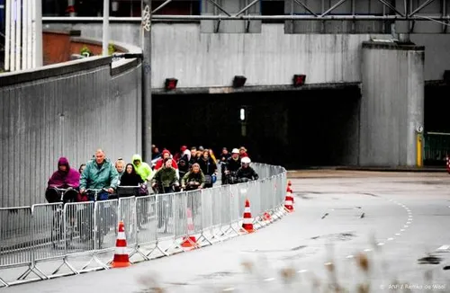 fietsers massaal door de ijtunnel1559027533 584x381