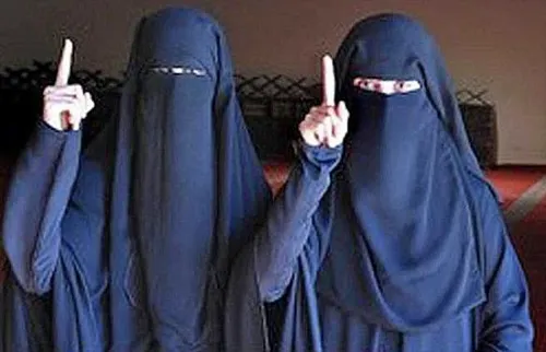 the 2 austrian idiots samra kesinovic and sabina selimovic 584x376