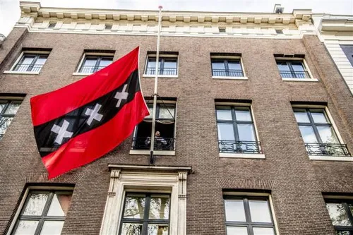 vlaggen halfstok voor van der laan1507281604 584x389